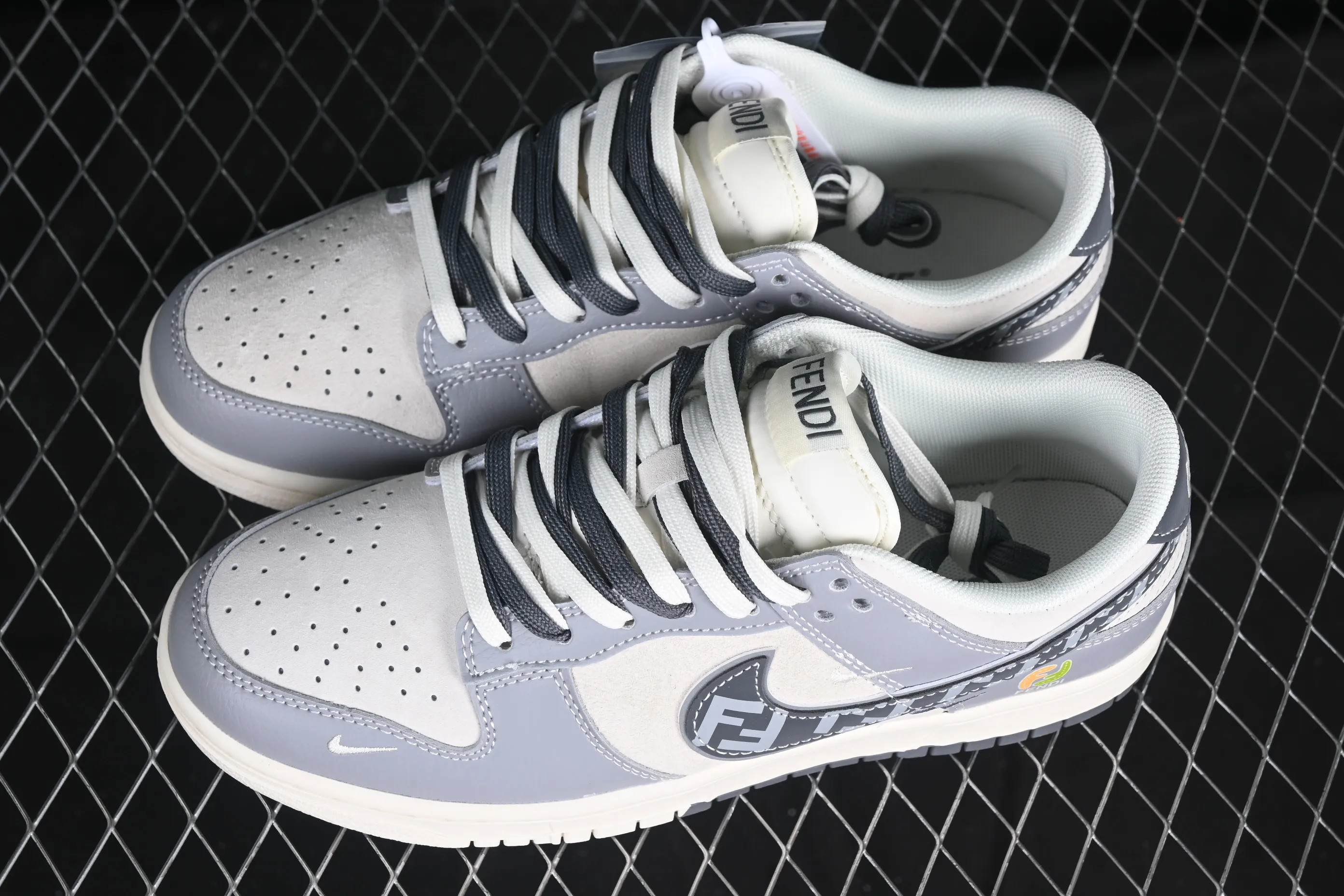 All categories Nk SB Dunk Series Nk SB Dunk Low High-end customized low-top sneakers Nk SB Dunk Low Fendi co-branded Gray white and gray hook Anniversary high-end customized low-top casual sneakers DM6868-021